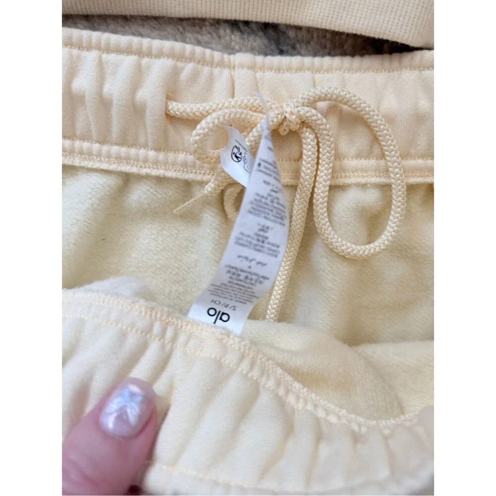 Alo-yoga Women's Candlelight yellow Accolade Crew and Shorts